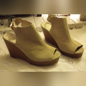 Kenneth Cole Suede Leather Octavia Peep Toe Wedges. Size 9 1/2